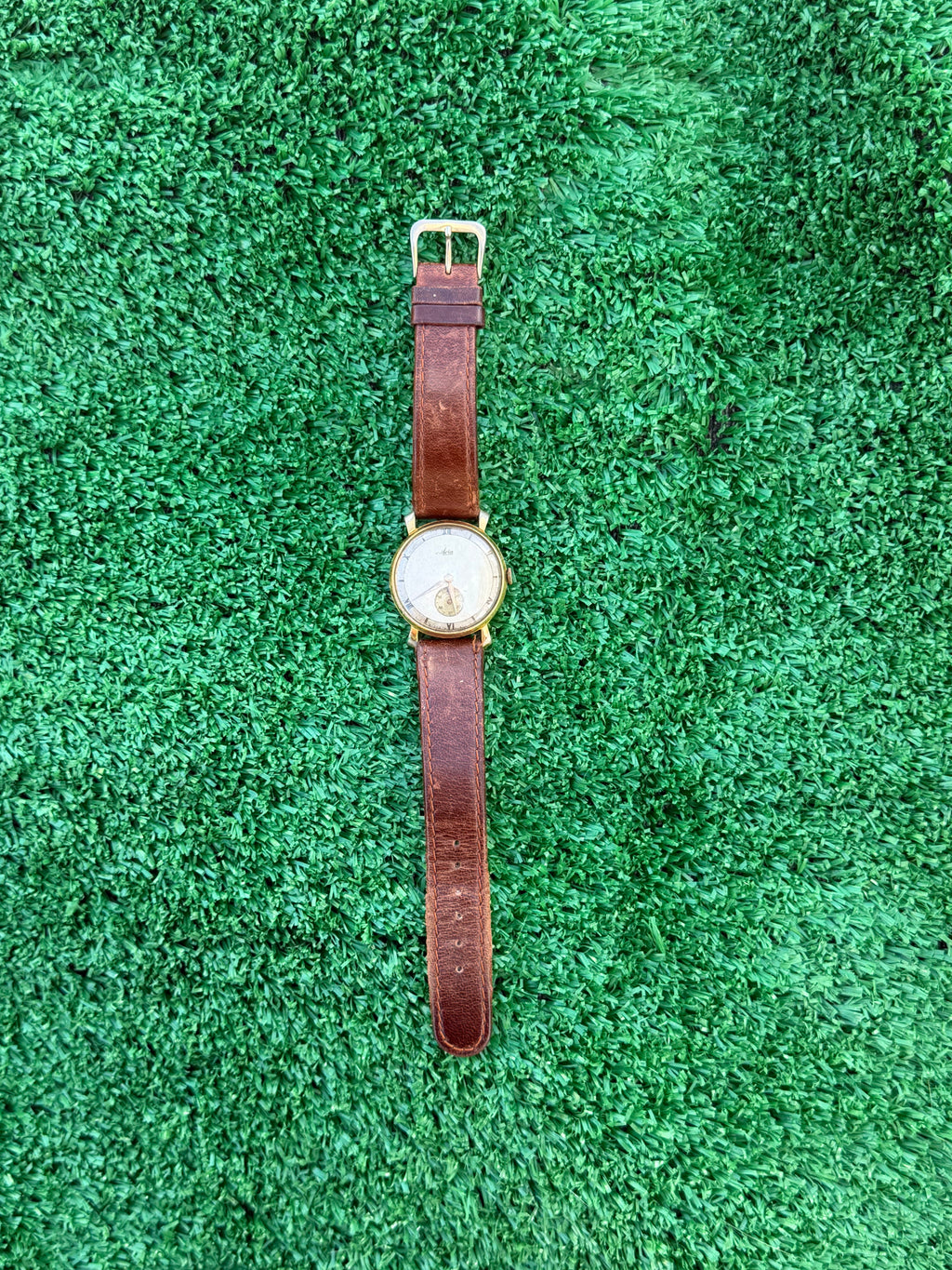 Orologio Vintage Avia con Quadrante Champagne e Numeri Romani – Pezzo Unico da Collezione