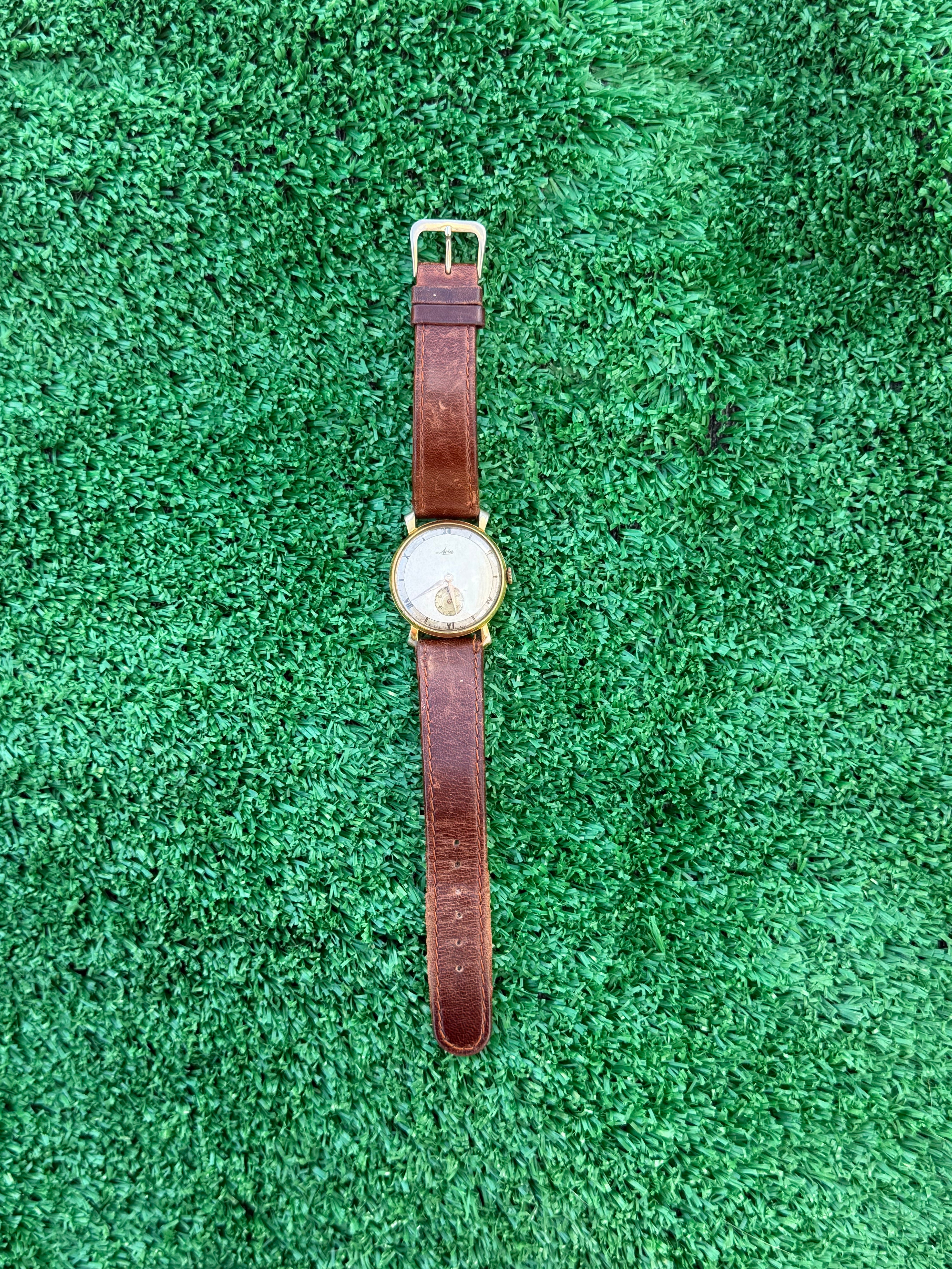 Orologio Vintage Avia con Quadrante Champagne e Numeri Romani – Pezzo Unico da Collezione
