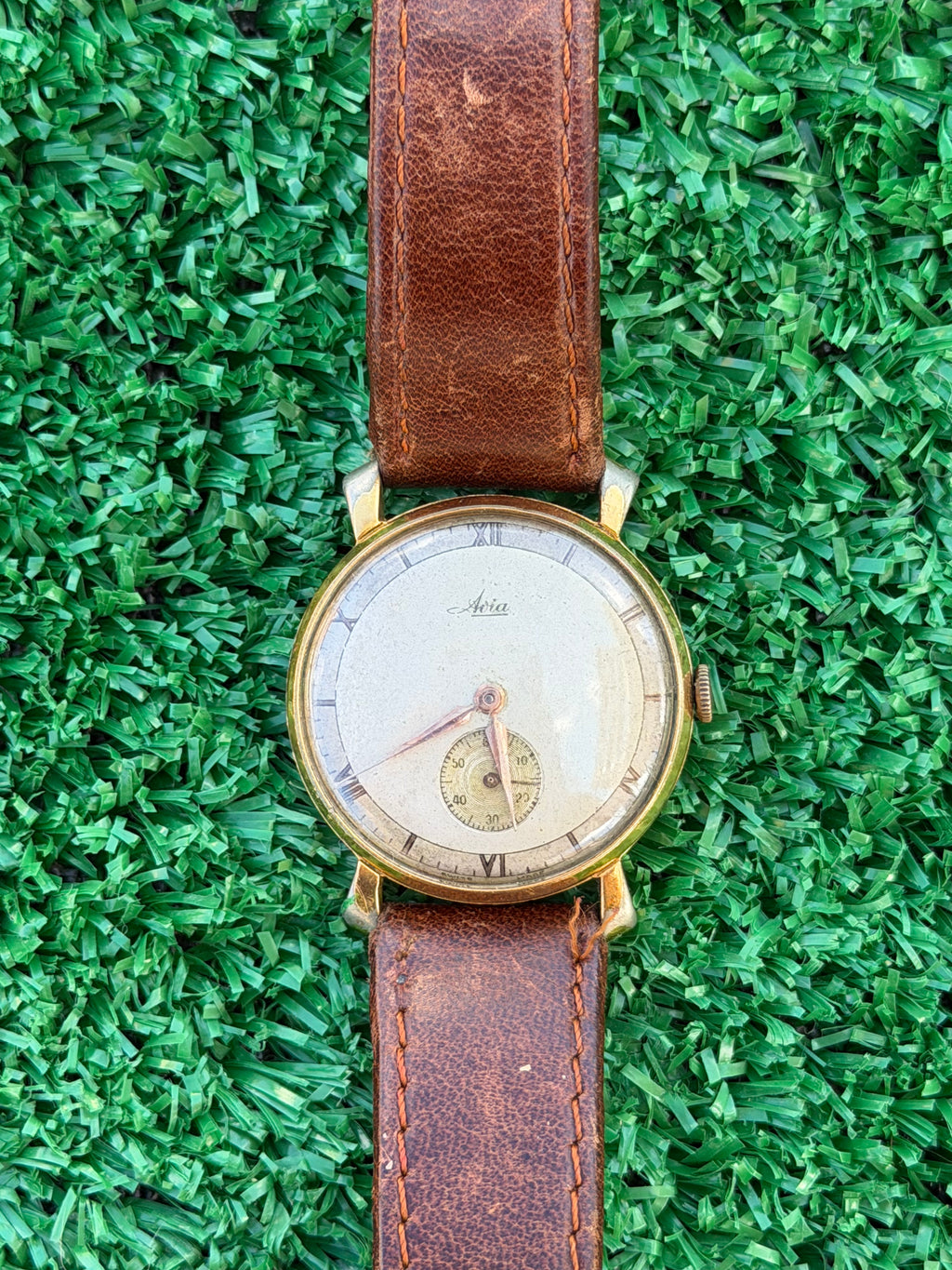 Orologio Vintage Avia con Quadrante Champagne e Numeri Romani – Pezzo Unico da Collezione