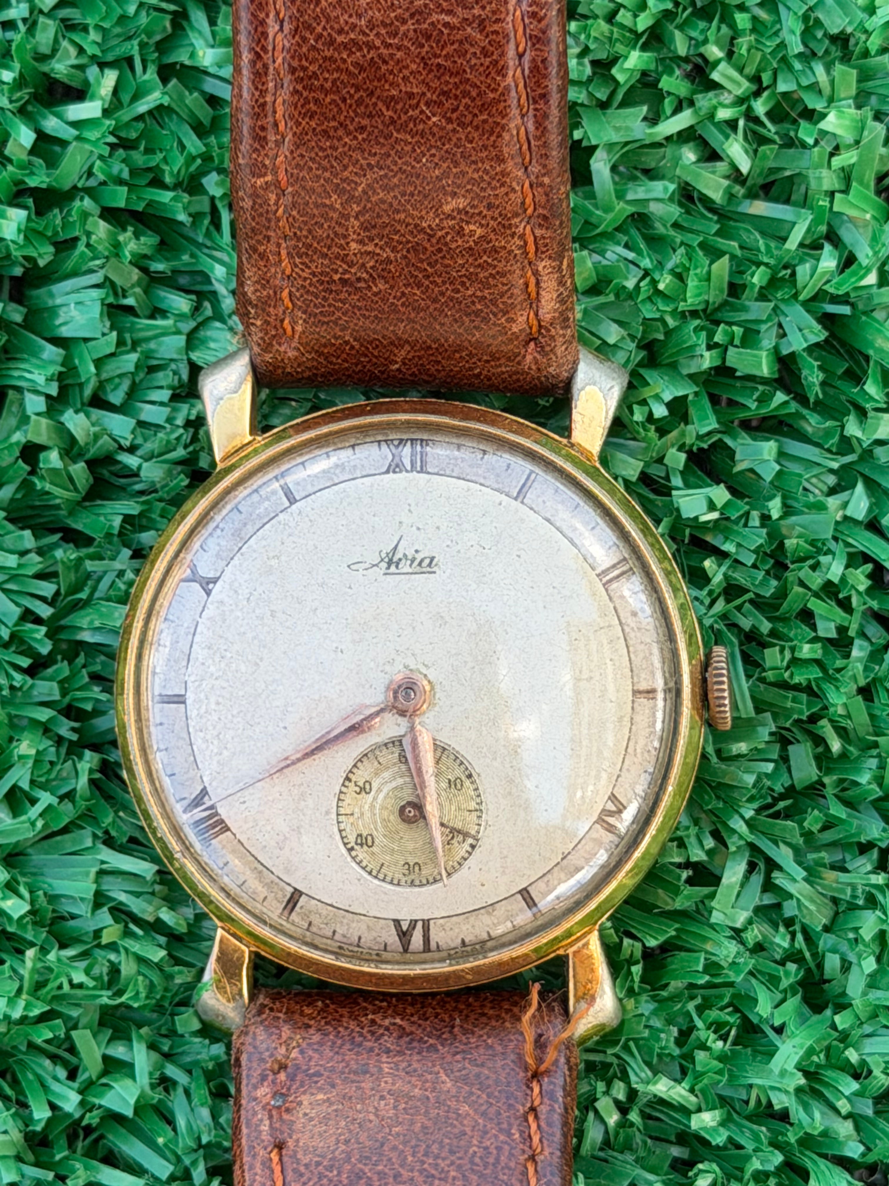 Orologio Vintage Avia con Quadrante Champagne e Numeri Romani – Pezzo Unico da Collezione